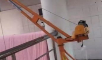 高校用卷?yè)P(yáng)機(jī)搭配吊運(yùn)機(jī)來起吊學(xué)生行李